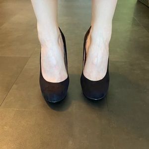 Chelsea Crew Black Round Toe Pump